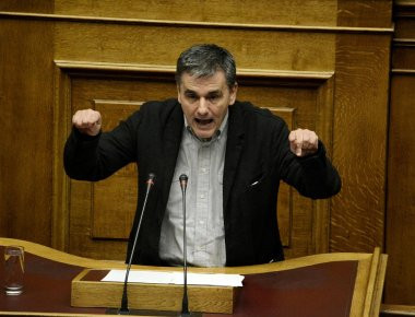 Ο Τσακαλώτος προειδοποιεί τους βουλευτές να ψηφίσουν τα μέτρα γιατί υπάρχει κίνδυνος